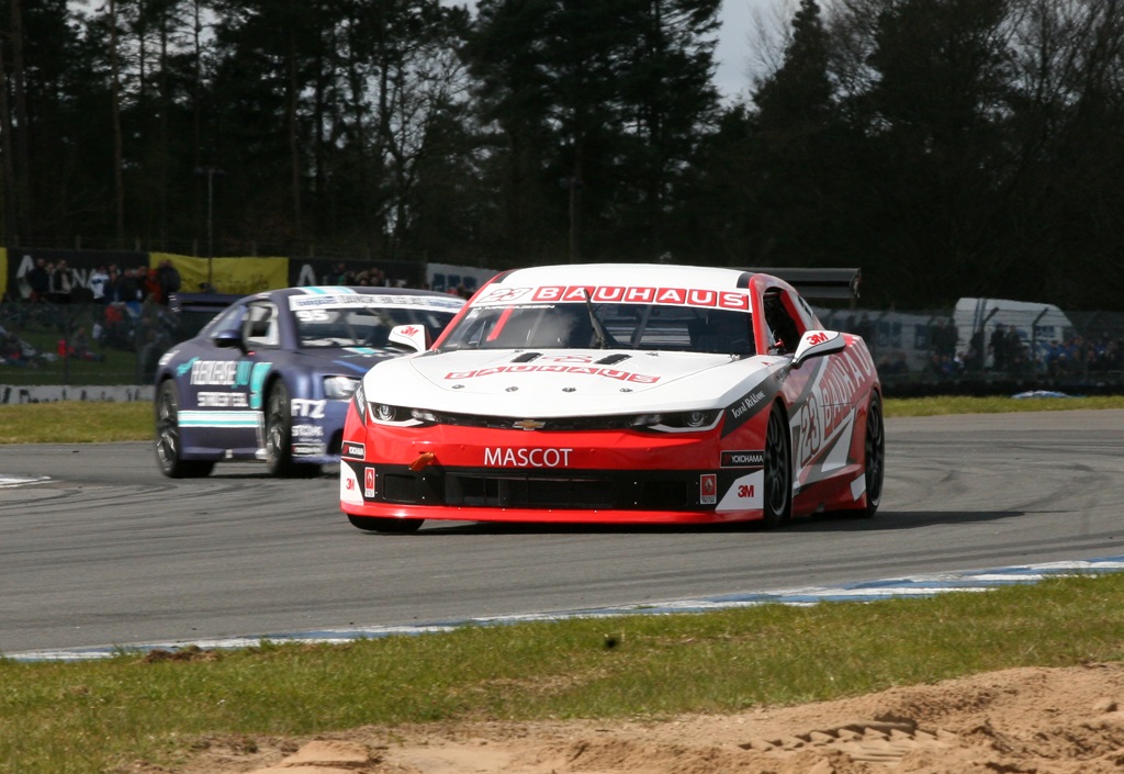 Jan Magnussen vinder første løb.
(Foto: Motorsporten.dk)